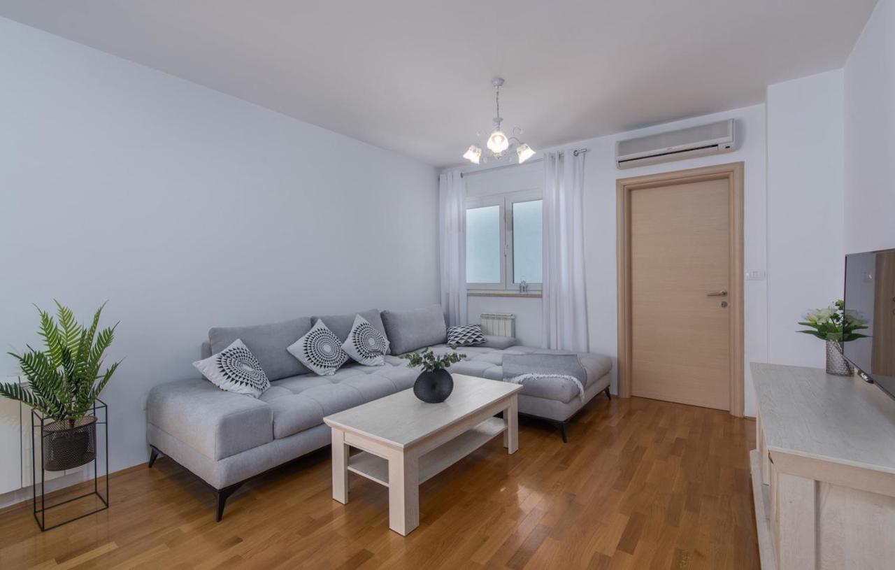 Apartment Melarnian Near The Beach In Umag Eksteriør billede